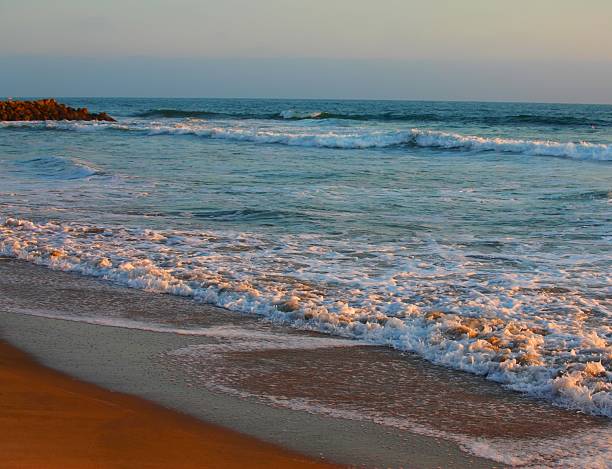 바다와 모래에서 반사 아름다운 일몰. - sunset beach sky heat 뉴스 사진 이미지