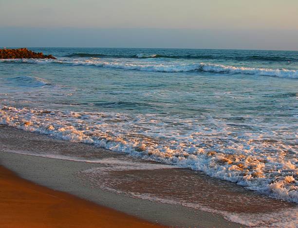 piękny zachód słońca odbija się od oceanu i piasków. - sunset beach sky heat zdjęcia i obrazy z banku zdjęć