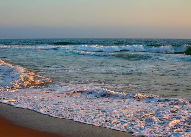 schöner sonnenuntergang vom meer und dem sand reflektiert. - sunset beach sky heat stock-fotos und bilder