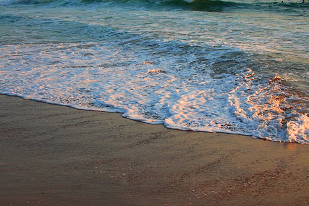 piękny zachód słońca odbija się od oceanu i piasków. - sunset beach sky heat zdjęcia i obrazy z banku zdjęć