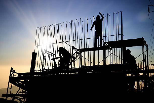 silhouetteconstruction workers work in preparation for binding r - civil building imagens e fotografias de stock