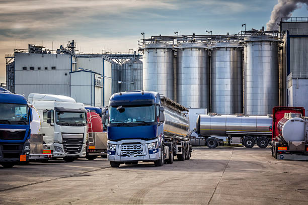 cysterna do przewozu samochodów ciężarowych i zakład chemiczny - truck fuel tanker oil semi truck zdjęcia i obrazy z banku zdjęć