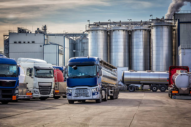 танкер грузовиков и химический завод - fuel tanker semi truck truck gasoline стоковые фото и изображения