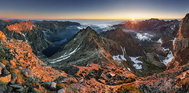 пейзажная гора в татрасе, пик рыси, словакия и польша - tatry стоковые фото и изображения