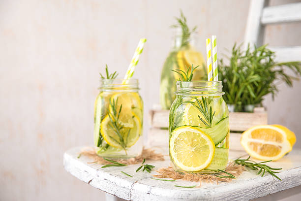 acqua detox infusa con limone, cetriolo e rosmarino - disintossicazione foto e immagini stock