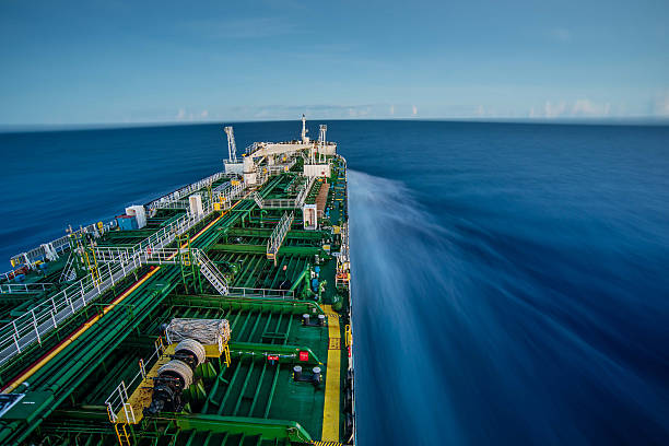 schiff auf see mit verschwommenem wasser - öltanker stock-fotos und bilder