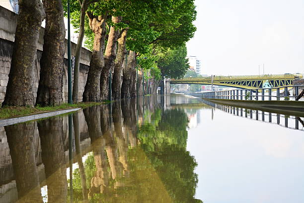2016 년 파리의 홍수와 물 아래 거리 - replica nina ship 뉴스 사진 이미지