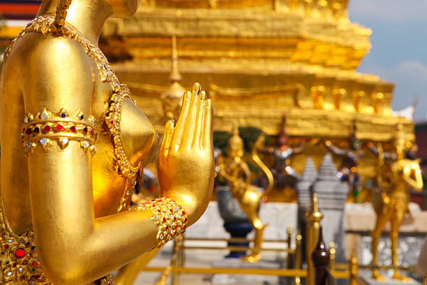 phra kaeo, храм изумрудного будды, бангкок таиланд - bangkok province photography construction architecture стоковые фото и изображения