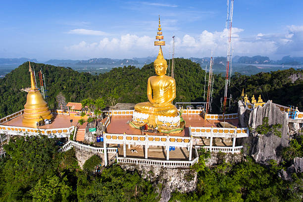 vista aérea del templo de la cueva del tigre en la provincia de krabi, tailandia. - part of buddha fotografías e imágenes de stock