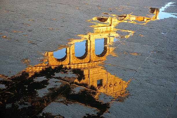 le reflet du colisée - puddle rome reflection street photos et images de collection