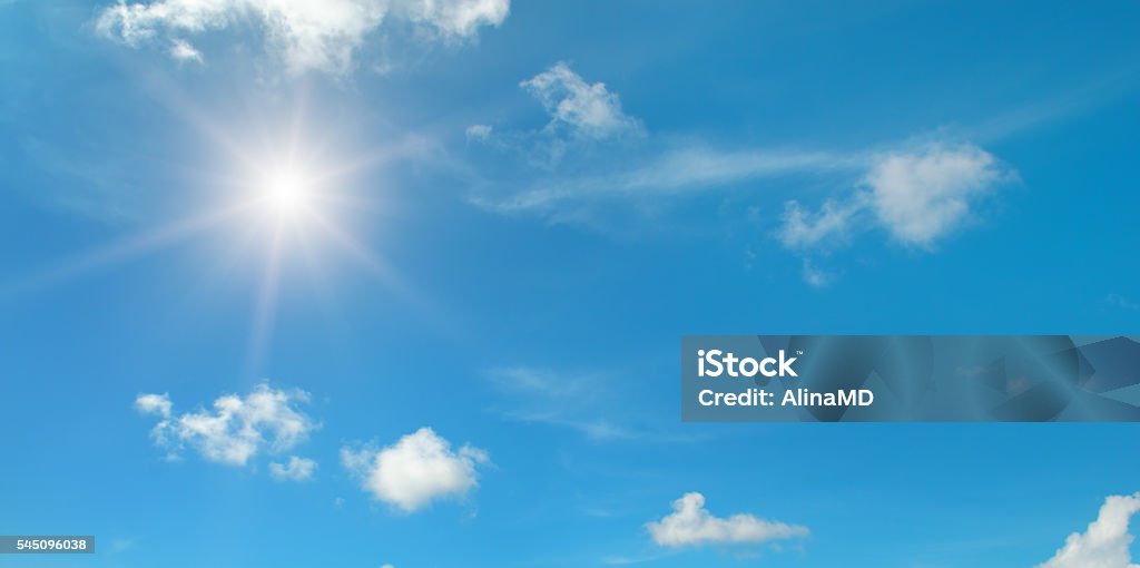 Sol en el cielo azul con nubes - Foto de stock de Cielo libre de derechos
