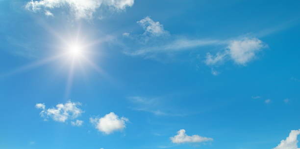 sol en el cielo azul con nubes - sunny fotografías e imágenes de stock