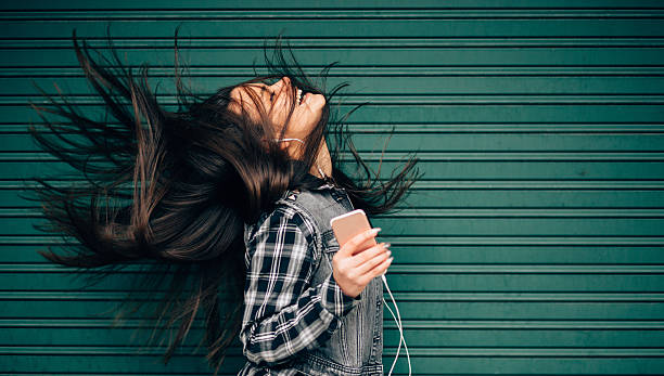 adolescente menina ouvindo música e sacodem a cabeça - headphones women music dancing - fotografias e filmes do acervo