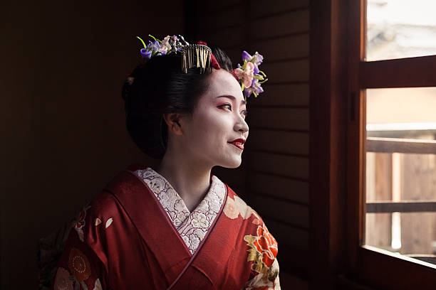 майко гейша смотрит в окно - beautiful make up elegance glamour стоковые фото и изображения