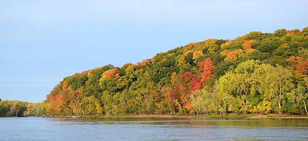 couleurs d’automne le long de la rivière sainte-croix - st croix river photos et images de collection