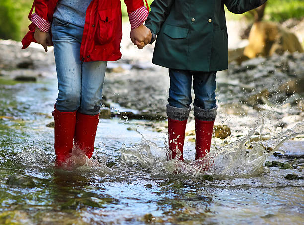비장 점프를 입은 아이. 클로즈업 - puddle rain child splashing 뉴스 사진 이미지