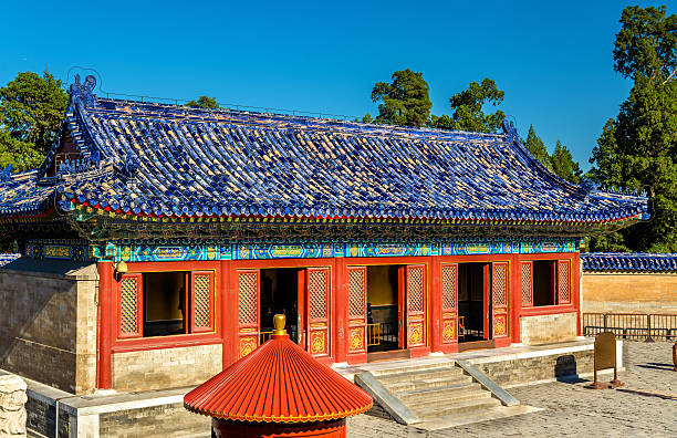 chemin vers l’autel circulaire du monticule à pékin - beijing temple of heaven temple door photos et images de collection