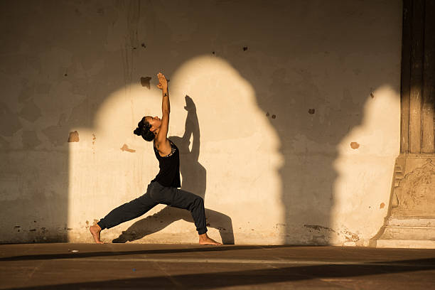 femme pratiquant le yoga en inde. - salutation au soleil photos et images de collection