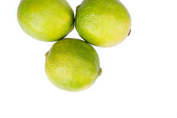 frische limetten isoliert auf weißem hintergrund - lemon lime lyme regis vegetable stock-fotos und bilder