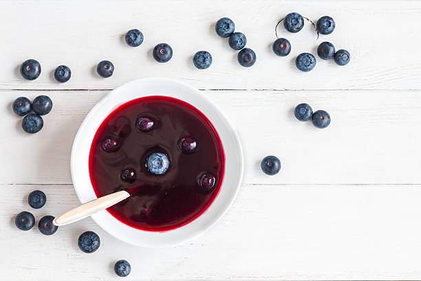 zupa jagodowa na drewnianym białym tle, widok z góry, płaski lay - cream gelatin dessert berry fruit blueberry zdjęcia i obrazy z banku zdjęć