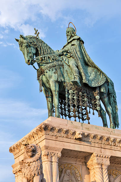 estatua del rey san esteban i en el castillo de buda. budapest, hungría. - fort budapest medieval royal palace of buda fotografías e imágenes de stock