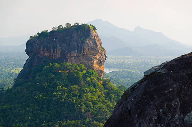 sigiriya leão rock - buddhism sigiriya old famous place imagens e fotografias de stock