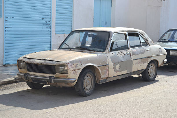 古い車  - car old rusty scrap metal ストックフォトと画像