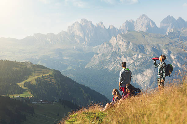 aventuras en los alpes dolomíticos: adolescente amigos juntos - alto adige summer travel destinations vacations fotografías e imágenes de stock