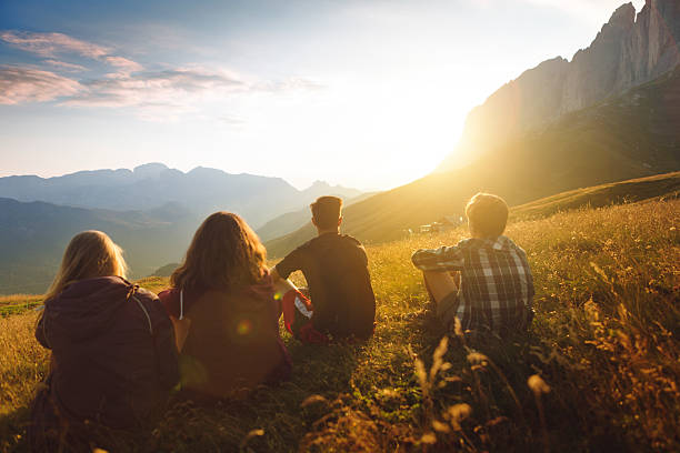 aventuras en los alpes dolomíticos: adolescente amigos juntos - alto adige summer travel destinations vacations fotografías e imágenes de stock