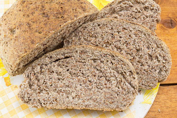 테이블에 집에서 구운 갈색 빵 조각 - brown bread bread home interior organic 뉴스 사진 이미지