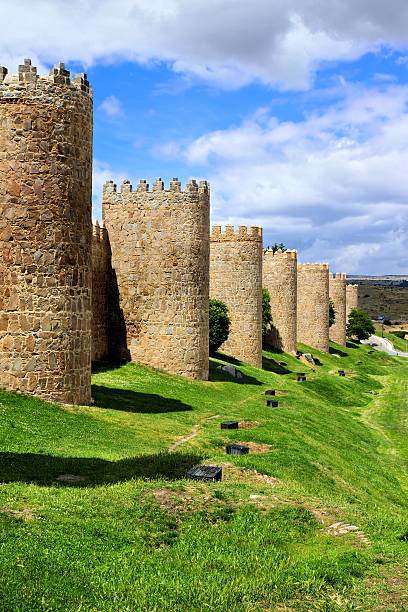 muro medieval e torres ao redor de avila, espanha - travel avila castilla y leon spain - fotografias e filmes do acervo