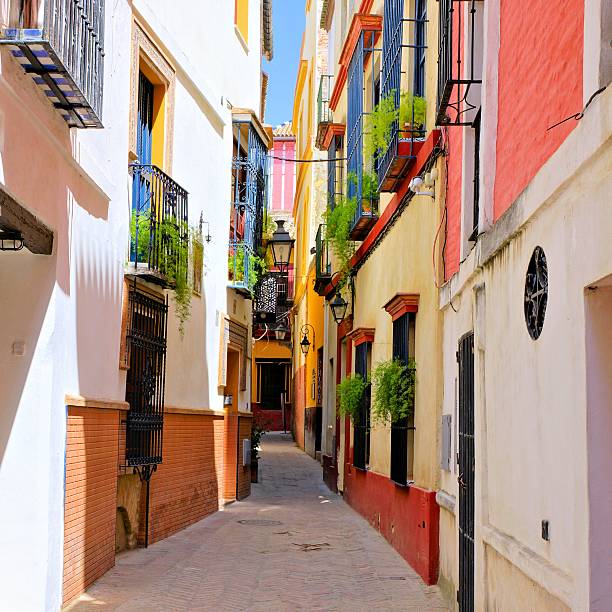 calle colorida en el casco antiguo de sevilla, españa - seville sevilla house spain fotografías e imágenes de stock