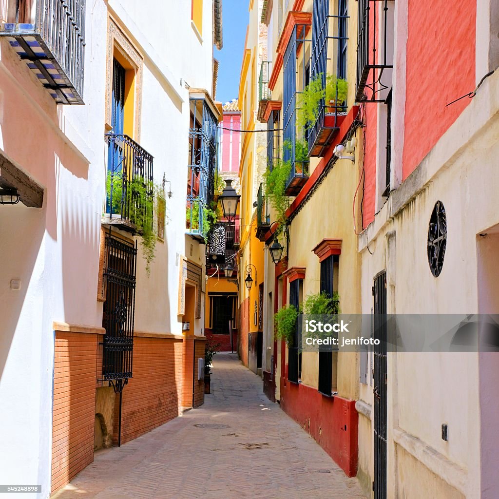 Rue colorée dans la vieille ville de Séville, Espagne - Photo de Séville libre de droits