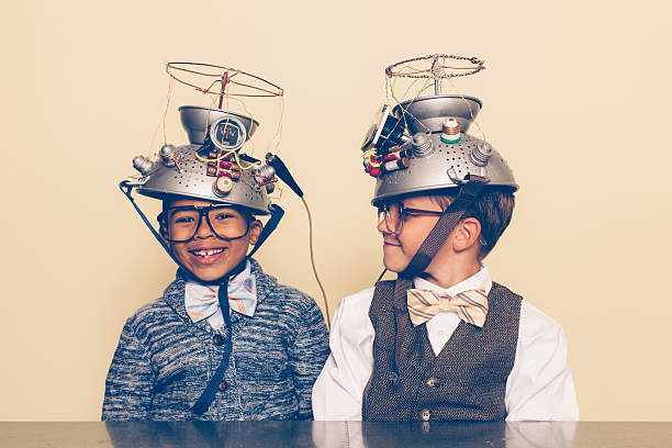 dois homens vestidos como nerds sorridente com mente leitura helmets - connection child futuristic humor - fotografias e filmes do acervo