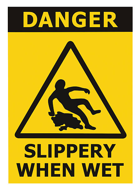 pericolo scivoloso quando il segno di testo bagnato, giallo nero isolato verticale - slippery when wet sign foto e immagini stock