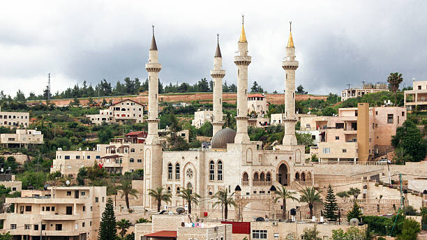 meczet o nazwie kadyrov inisraeli wsi abu ghosh. - kadyrov zdjęcia i obrazy z banku zdjęć