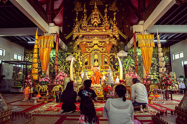 kanchanaburi, tailandia - 20 de julio de 2015 famoso templo en sangkhlaburi - burmese culture myanmar gold lion fotografías e imágenes de stock