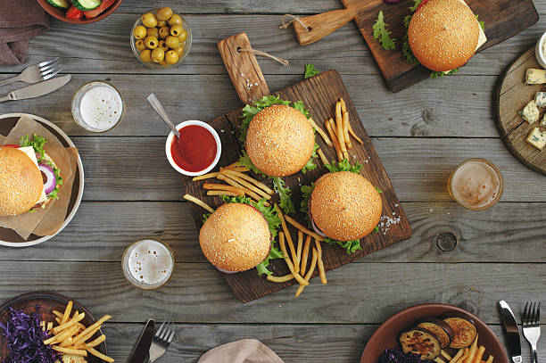 hamburger diversi con snack e birra - dining burger outdoors restaurant foto e immagini stock