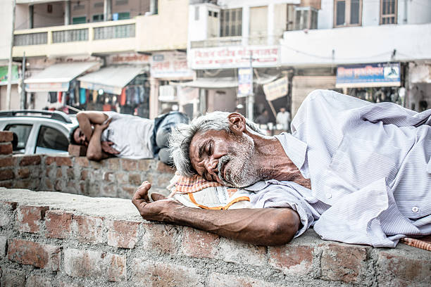 viejo hombre sin hogar la india. - brick wall homelessness wall begging fotografías e imágenes de stock
