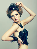 frau-im-kleid-von-geschmolzenen-vinyl-scheibe.jpg?b=1&s=170x170&k=20&c=rUDIjUTcmMA2kXP4xSpPYS7XC6cdnF9FZfyHl_Dkz5c=