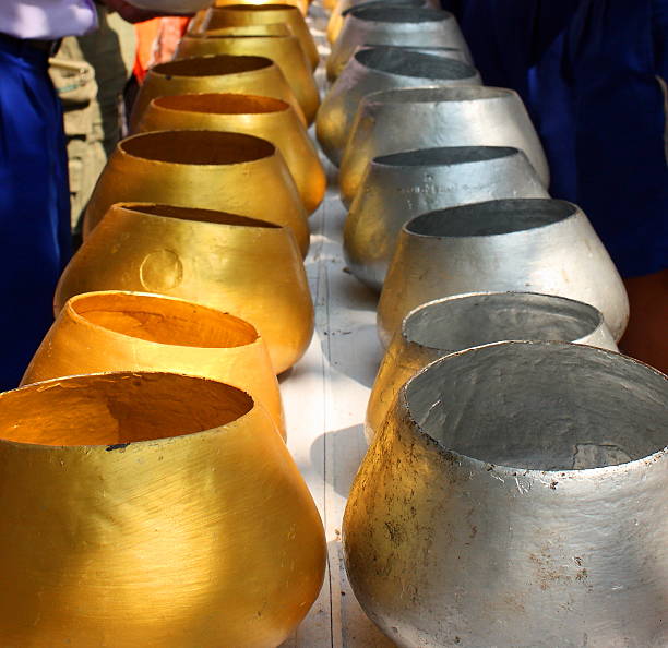 gold und silber mönch almosen schalen thailand - iron asian culture buddhism buddha stock-fotos und bilder