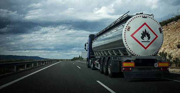トラック輸送道路上のます。 - truck fuel tanker transportation mode of transport ストックフォトと画像