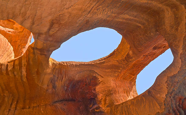 habitação das cavernas, petra, jordânia - petra ancient civilization jordan cave - fotografias e filmes do acervo