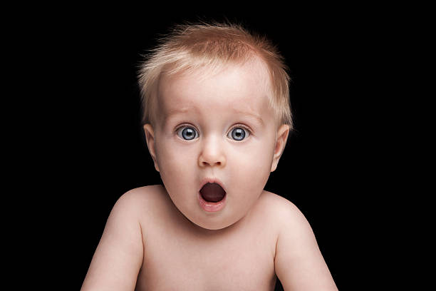новорожденный ребенок портрет со смешным шокированным выражением лица - behavior shock human face surprise стоковые фото и изображения