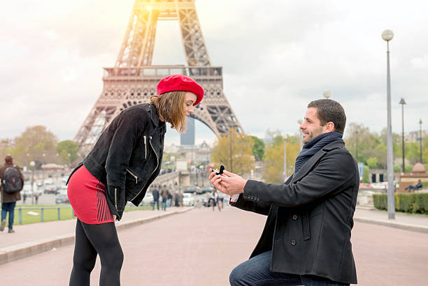 романтический участие в париже - honeymoon wedding paris france bride стоковые фото и изображения