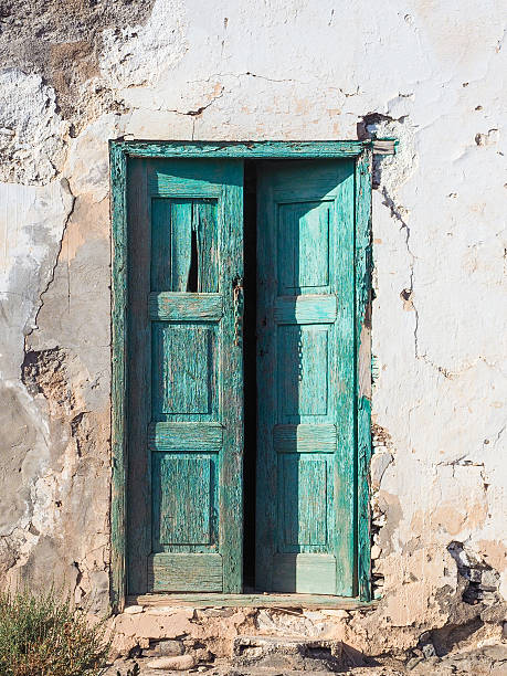 porte verte en bois dans une maison pourrie - vanitas photos et images de collection