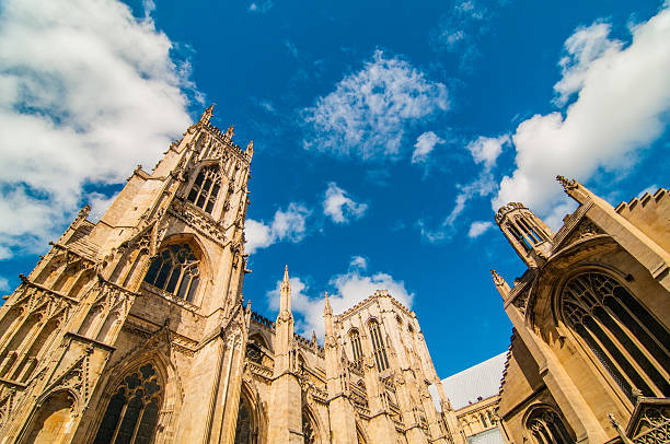 la cattedrale di york sotto il cielo blu - cattedrale di york foto e immagini stock