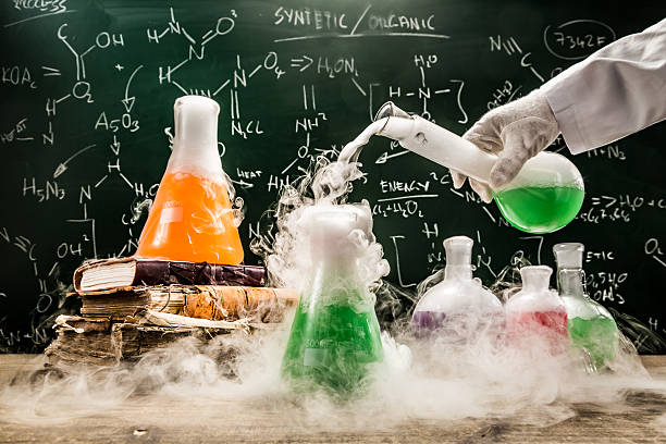 überprüfung der chemischen formel im akademischen labor - chemieunterricht stock-fotos und bilder