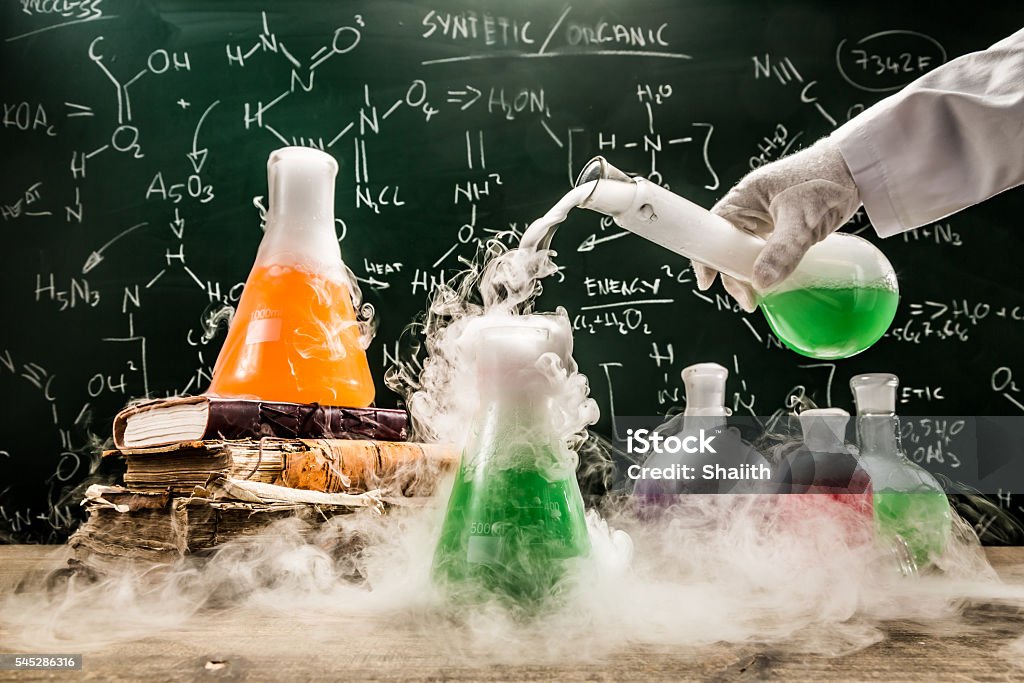 Comprobación de la fórmula química en laboratorio académico - Foto de stock de Clase de quimica libre de derechos