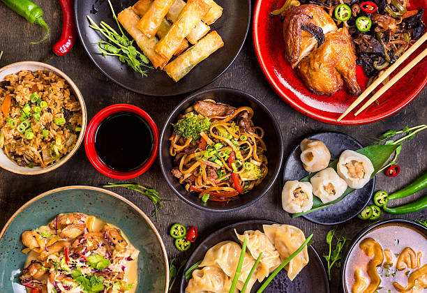 fondo en blanco de la comida china - alimentos cocinados fotos fotografías e imágenes de stock
